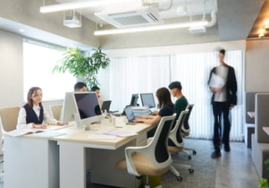 白いテーブルとグレーの床のオフィス