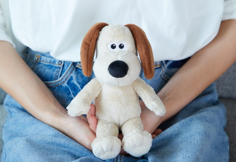 茶色いタレ耳の犬のぬいぐるみ