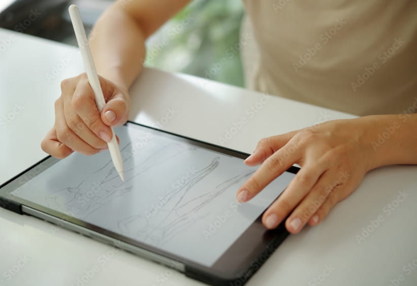 タブレットで作業する手元