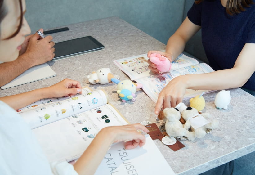 サンプルを見ながらの会議風景