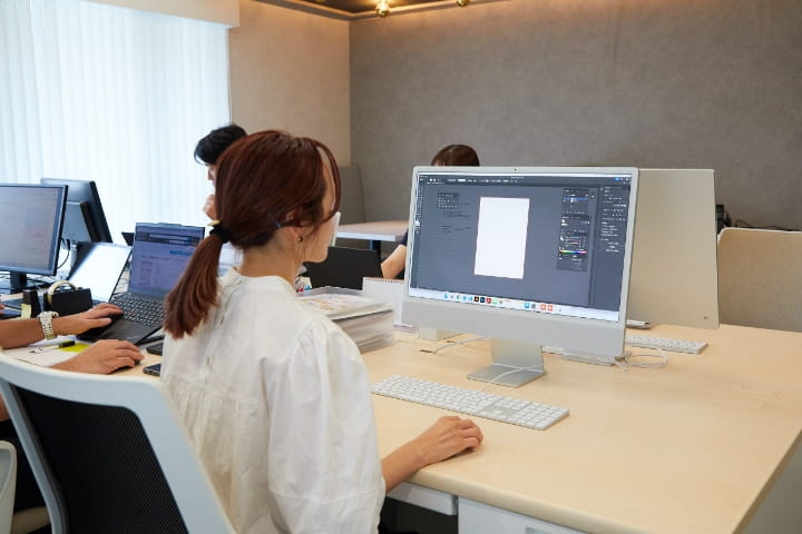 デザインソフトで作業しているデザイナー