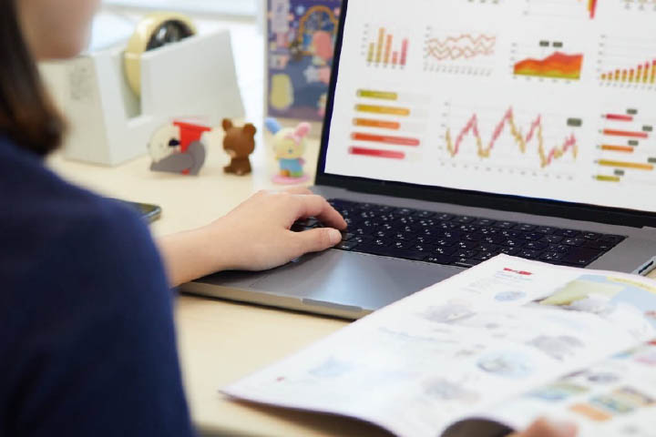 ノートPCで作業している手元