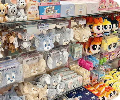 デスク上にキャラクターが描かれたクリアファイルやノートが置かれている