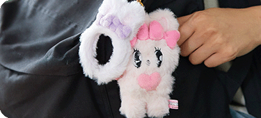 棚の上に白い犬風キャラクターのぬいぐるみが飾られたインテリア風景